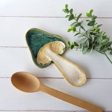 Clay Spoon Holder, Mushroom Spoon, Deco Fruit, Green Mushroom, Astuces Diy, Keramik Design, Pottery Crafts, Ceramic Spoons, Pottery Classes