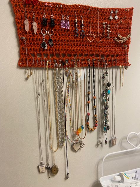 Crochet Jewelry Organizer, Crochet Necklace Holder, Diy Cute Room Decor, Crochet Earring Holder, Crochet Shelf, Crochet Jewelry Holder, Crochet Bedsheets, Organizing Jewelry, Bedding Pattern