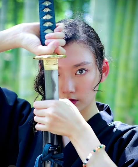 Unsheathing Blade Pose, Samurai History, Martial Arts Anime, Japanese Martial Arts, Beauty Of Japan, Action Pose Reference, Shadow Warrior, Hand Drawing Reference, Martial Arts Women