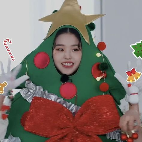 Wonyoung Christmas Icons, Ive Christmas Icon, Kpop Idols Christmas, Izone Details, Ive Christmas, Kpop Xmas, K Pop Christmas, Christmas Wallpaper Android, Christmas Kpop