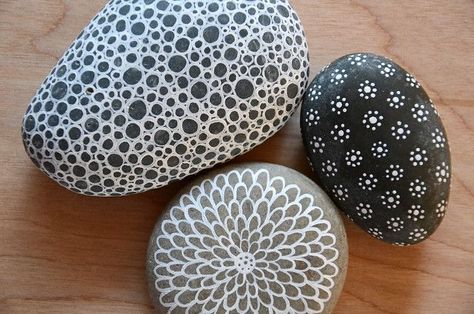 Decorative Rocks, Rock And Pebbles, Rock Painting Designs, Mandala Stones, Stone Crafts, Rock Painting Art, Pebble Painting, Rock Design, Nature Crafts