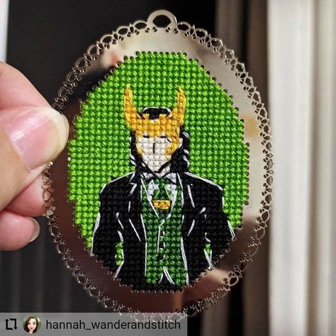 Loki Scepter, Marvel Cross Stitch, Corner To Corner Crochet, Disney Cross Stitch, Crochet Cross, Animal Embroidery, Embroidery Inspiration, Cross Stitch Art, Perler Beads