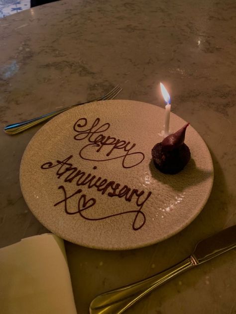 Anniversary Breakfast, Candle Night Dinner, Anniversary Food, Happy Birthday Chocolate Cake, Happy Anniversary Cakes, Cake Lettering, Cake For Husband, Glow Birthday, Elegant Birthday Cakes