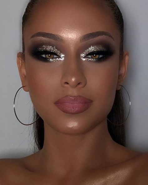 Machiaj Smokey Eyes, Fest Smink, Carnaval Make-up, Halloweenský Makeup, Silver Makeup, Glitter Eye Makeup, Make Up Videos, Smink Inspiration, Beauty Make-up