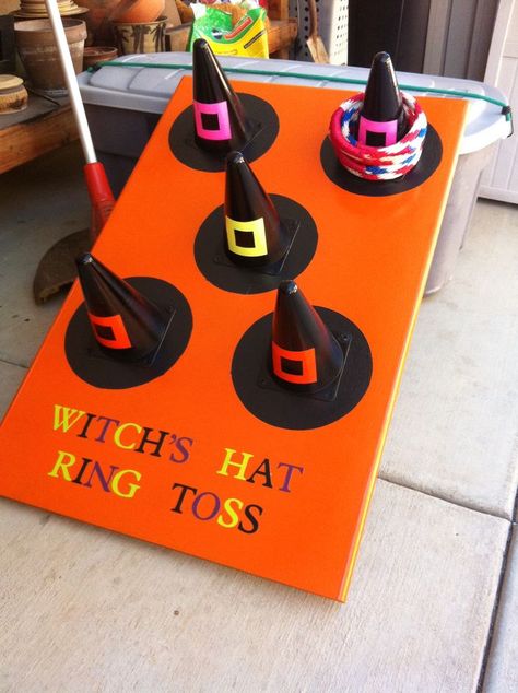 Witch's hat ring toss! Perfect for a neighborhood or trunk or treat party this Halloween! Spooky Halloween Party Ideas, Halloween Party Ideas For Kids, Halloween Carnival Games, Läskig Halloween, Fall Festival Games, Dekorasi Halloween, Fall Carnival, Halloween Infantil, Festival Games