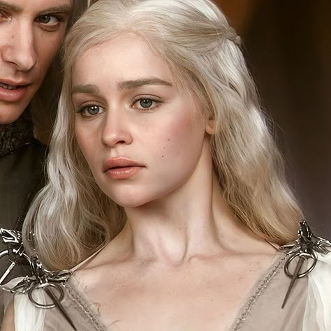 Daenerys Targaryen Face, Daenerys Hair, Daenerys Targaryen Aesthetic, Daenerys Targaryen Icons, Targaryen Hair, Daena Targaryen, Kingdom Aesthetic, Dragon Queen, Targaryen Aesthetic