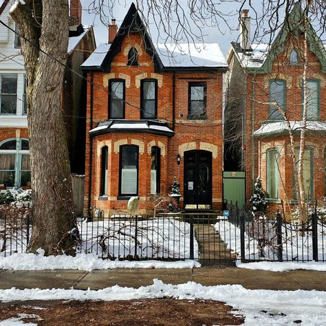 CABBAGETOWN, Toronto Home to the most preserved Victorian Homes in Canada, But these were not the original homes of Toronto. However, they were the first homes to be built with some sort of building and structural guidelines. Cabin- Cottages were Toronto's first house type. Comparable to days condos sizes. Unfortunately they would burn down faster than they could get built. This was a modest time. No heat, electricity and plumbing services. Nobody knew it back then, but these cabins getti... Cabbagetown Toronto, Homes In Canada, Modest House, Canadian House, Toronto Home, Toronto Houses, Old Toronto, Canada House, First House