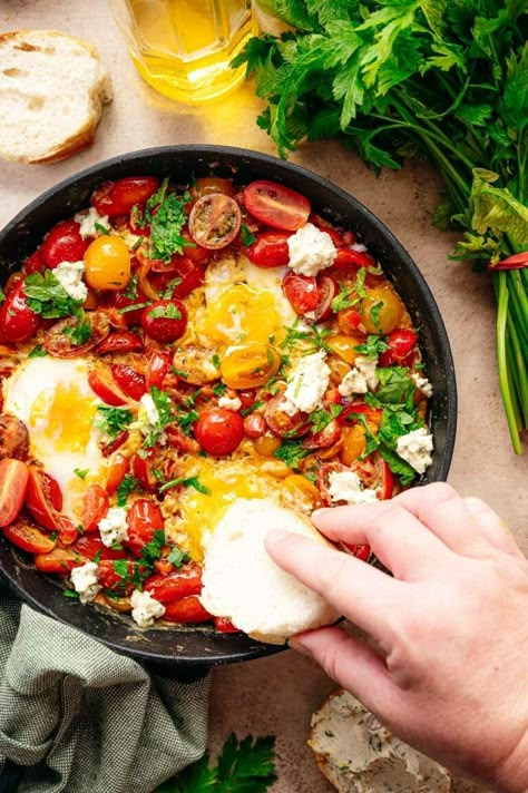 Shakshuka | Eef Kookt Zo Shakshuka Recipes, Healthy Chips, Middle Eastern Dishes, Poached Eggs, Bell Pepper, Egg Recipes, Beautiful Food, I Love Food, Tomato Sauce