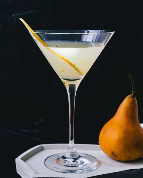 Pear Martini Recipe, Christmas Cocktails Vodka, Pear Recipe, Fall Sangria Recipes, Pumpkin Martini, Cranberry Martini, Pear Martini, Pear Vodka, Cranberry Margarita