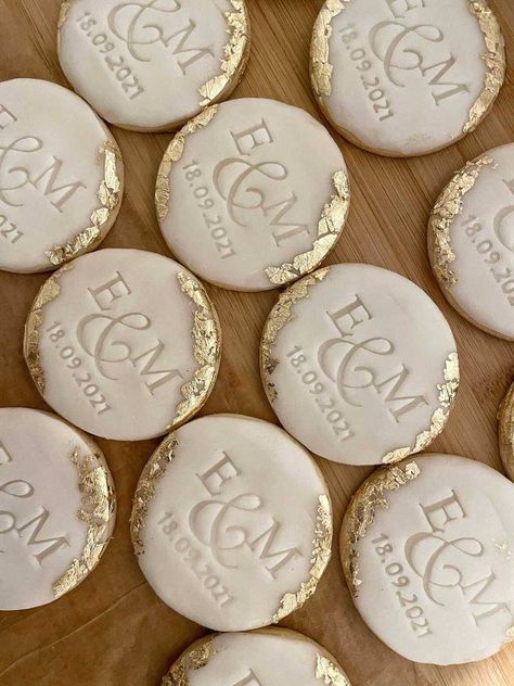 Cookie Party Favors Wedding, Wedding Cookie Party Favors, Wedding Party Cookies, Minimalist Wedding Cookies, Personalized Cookies Wedding, Engagement Fondant Cookies, Wedding Biscuits Ideas, Wedding Monogram Cookies, Cookie Place Cards Wedding