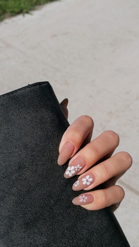 Brown Nails With White Flowers, Nude Nails With White Flowers, Brown Nails With Flowers, Tan Nails, Nails 2021, Brown Flowers, Brown Nails, Black Flowers, Flower Nails