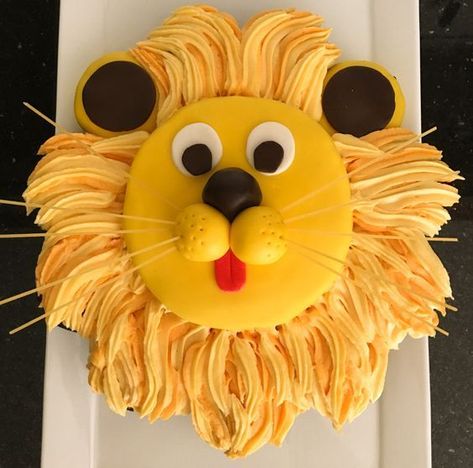 CUTE Lion Cupcake Cake Tutorial by Mish Mash of Loves as featured on MyCakeSchool.com! Lion Birthday Cake, Lion Cupcakes, Lion Cake, Cake Designs For Kids, Savory Cakes, Pull Apart Cupcake Cake, Pull Apart Cake, Animal Birthday Cakes, Lion Birthday