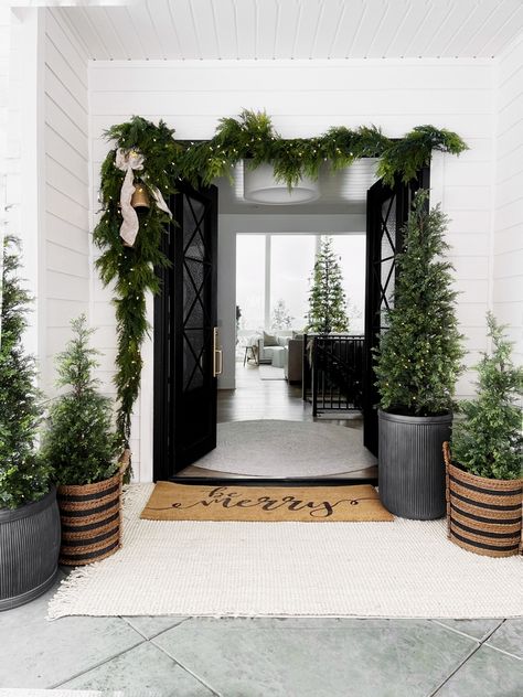 Modern Jul, Front Door Christmas Decorations, Diy Jul, Front Porch Christmas Decor Ideas, Porch Christmas Decor Ideas, Porch Christmas Decor, Christmas Decor Ideas Diy, Modern Christmas Decor, Front Porch Christmas