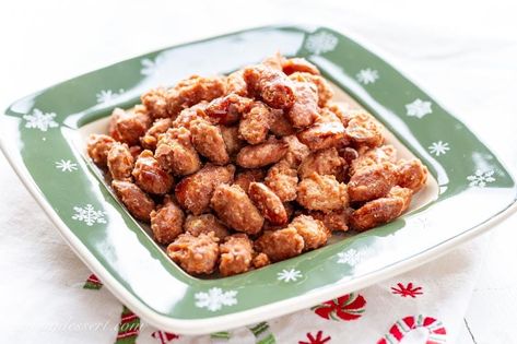 A traditional German recipe for delicious cinnamon sugar coated almonds like those you'll find in a Christkindlmarkt around the holidays. Homemade Almond Roca Recipe, Almond Candy, Sugar Almonds, Almond Roca, Candied Lemon Peel, Candied Almonds, Burnt Sugar, English Toffee, Cinnamon Almonds