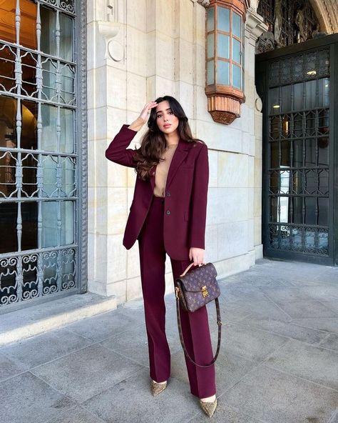 Five Unproblematic Fashion Influencers To Follow on Instagram Graduation Suits For Women Modern, Suits For Women H&m, Womens Suits For Fall, Pant Suits For Women Modern, Suits Elegant For Women, Pant Suits For Women Winter, Formal Suits For Women Prom Elegant, Business Professional Women Suits, Women's Fitted Suits