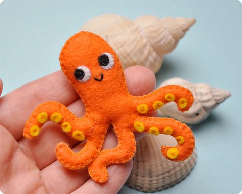 Capt. Octopus Felt brooch by Memi The Rainbow, via Flickr Felt Octopus, Felt Fish, Baby Mobil, Baby Mobiles, Felt Creations, Felt Mobile, Felt Dogs, Felt Pattern, Felt Food