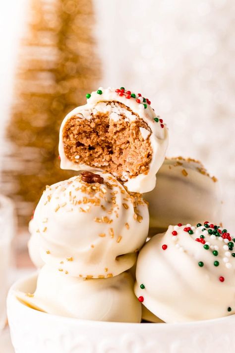 Gingerbread Balls are everything you love about the classic holiday cookie in truffle form! The filling is made with spicy gingersnaps, creamy cookie butter, sugar, and spices and then dipped in decadent white chocolate! Gingerbread Balls, Gingerbread Truffles Recipe, Gingerbread Sandwich Cookies, Gingerbread Truffles, No Bake Eclair Cake, Cake Batter Fudge, No Bake Truffles, Easy Gingerbread Cookies, Gingerbread Cake Recipe