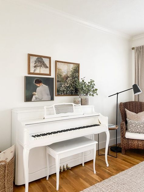 set of 3 art prints above a piano Piano Room Decor, Piano Living Rooms, Artwork Gallery Wall, Zimmer Diy, Painted Pianos, Small Guest Bedroom, Piano Decor, White Piano, Artwork Gallery