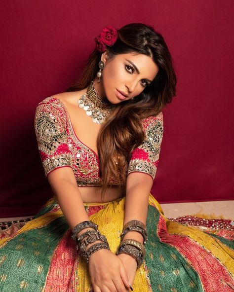 Shama Sikander, Vibrant Personality, Outfit Looks, Traditional Indian Outfits, Amazing Fashion, Traditional Fashion, Indian Outfit, Traditional Indian, Indian Beauty Saree