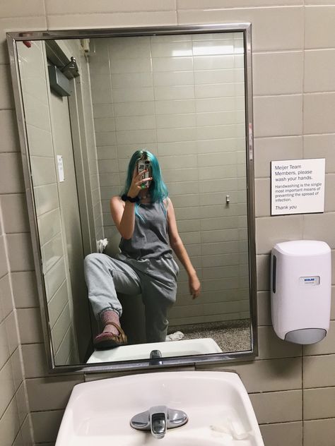 gas station bathrooms Gas Station Bathroom Aesthetic, Gas Station Bathroom, Barbie Room, Gas Station, Bathroom Interior Design, Bathroom Interior, Selfies, Bathroom Decor, Bathrooms