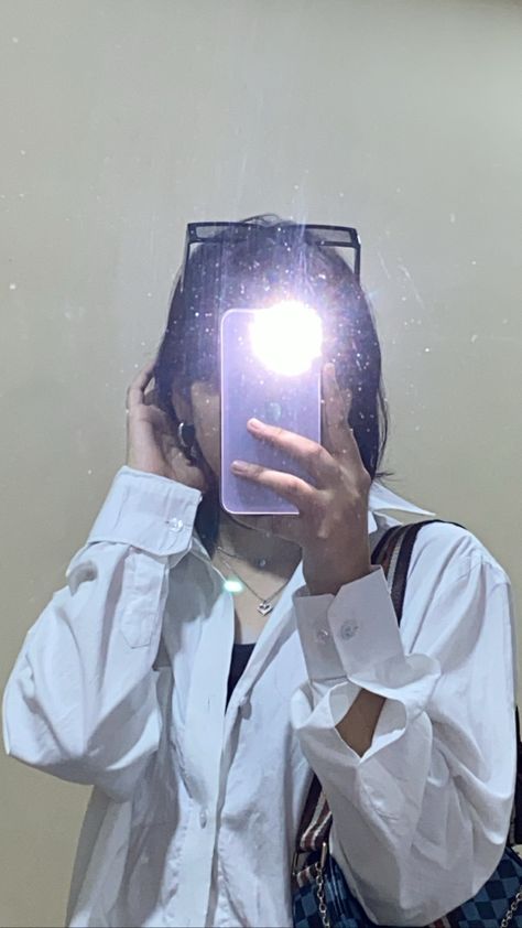 Iphone Mirror Selfie Aesthetic, Selfie In Mirror, Mirror Selfie Iphone, Iphone Wallpaper Nasa, Iphone Mirror Selfie, Mirror Selfie With Flash, Pic Mirror, Fake Pic, Mirror Selfie Aesthetic