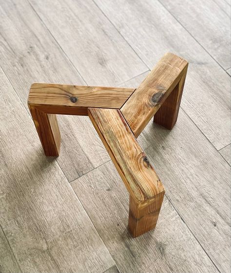 Small woden stool with a design look Mini Stool Decor, Stool Diy, Treehouse Masters, Diy Stool, Wooden Stool, Small Chair, Wood Joinery, Wood Stool, Wooden Stools