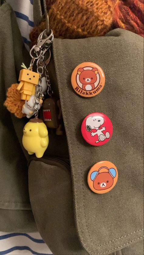 Pin Bag Aesthetic, Cute Keychains For Backpacks, Bag With Pins, Bag Pins Aesthetic, Mochila Grunge, Backpack With Pins, Rilakkuma Bear, Backpack Charms, Keychain Backpack