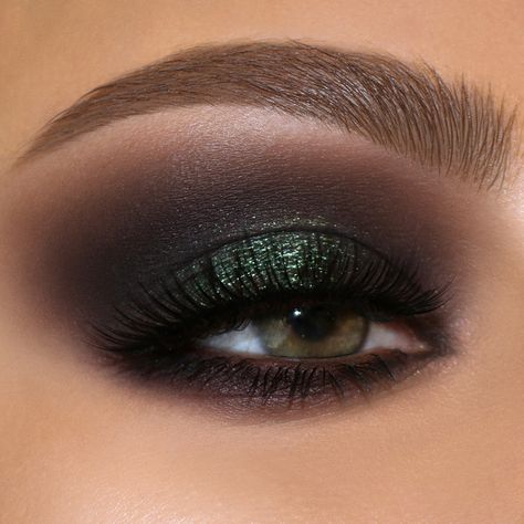 Pat McGrath on Instagram: “SENDING SMOKE SIGNALS ⚡⚡⚡ Turn your smokey eye into a couture creation with #MOTHERSHIP II: SUBLIME EYE PALETTE shade ‘BLITZ EMERALD’ 💚💚💚…” Machiaj Smokey Eyes, Green Smokey Eye, Green Makeup, Green Eyeshadow, Makijaż Smokey Eye, Kesha, Pat Mcgrath, Eye Makeup Tips, Eye Palette