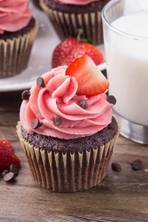 Moist, soft chocolate cake with creamy strawberry buttercream that's bursting with fresh berries. These chocolate cupcakes with strawberry frosting make for the perfect combo. #cupcakes #chocolate #strawberries #valentines #frosting #recipes Mousse Frosting, Chocolate Strawberry Cupcakes, Cupcakes Strawberry, Cake Mix Cupcakes, Fudge Flavors, Dipped Strawberries, Strawberry Mousse, Strawberry Frosting, Strawberry Buttercream