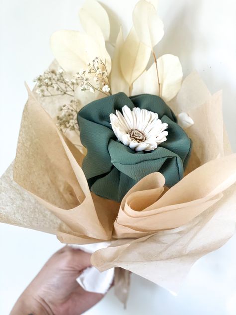 Scrunchie Bouquet, Scrunchies Business, Hijab Bouquet, Dried Floral Bouquet, Balloon Bouquet Diy, Flower Scrunchie, Craft Show Booths, Felt Flower Bouquet, Diy Bouquet Wrap