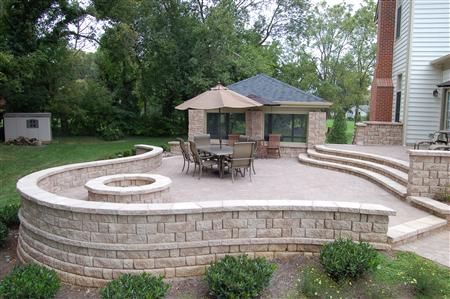 Amazing patio with pavers, firepit and outdoor kitchen Concrete Paver Patio, Stone Patio Designs, Brick Paver Patio, Patio Installation, Raised Patio, Patio Pavers Design, Traditional Home Decor, Stone Patio, Flagstone Patio