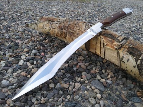 Kukri Machete by RavenStagDesign Diy Survival, Trench Knife, Cool Swords, Hard Metal, Cool Knives, Knife Sharpening, Knife Making, Bushcraft, Swords