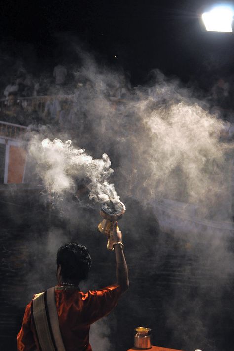 Ganga Aarti Aesthetic, Ganga Aarti Photography, Varanasi Wallpaper, Varanasi Wedding, Ganga Puja, Mahakal Aarti, Ganga Aarti Varanasi, Varanasi Aesthetic, Krishna Aarti