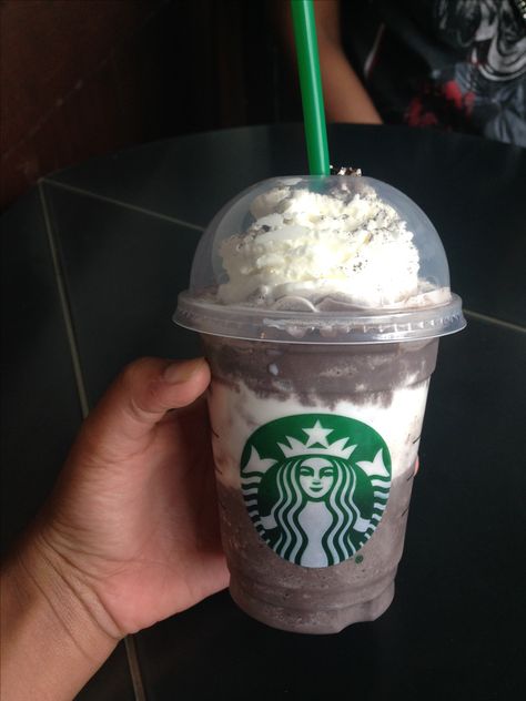 New Starbucks drink is amazing! Copo Do Starbucks, Starbucks Drinks Secret, Coffee Health, Secret Starbucks Drinks, Bebidas Do Starbucks, Strawberry Drinks, Starbucks Secret Menu Drinks, Starbucks Coffee Drinks, Starbucks Menu