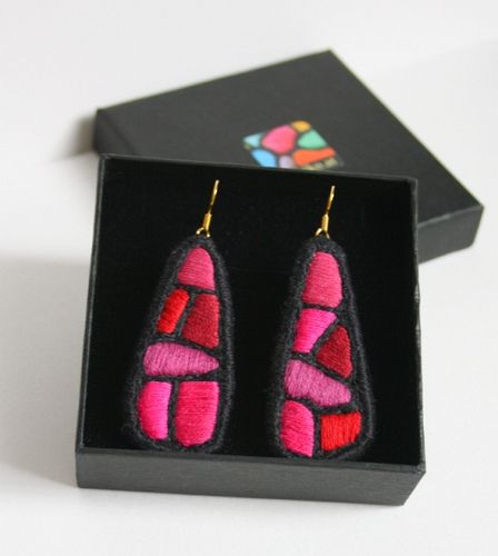 Earrings "Color Mosaic - cherry" by Hand Stitched Jewellery by makiko | Flickr - Photo Sharing! Felted Earrings, Diy Earrings Easy, Embroidered Earrings, Stitch Jewelry, Felt Beads, Crochet Jewelry Patterns, Fabric Earrings, Felt Jewelry, Beaded Jewels