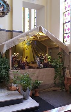 Christmas Crib Ideas In Church, Nativity Scene Display Indoor Ideas, Pesebres Navidad Ideas Grandes, Christmas Nativity Scene Diy, Nativity House, Christmas Nativity Scene Display, Christmas Bookshelf, Christmas Crib Ideas, Diy Christmas Fireplace