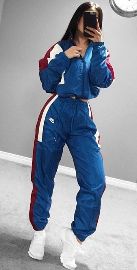 Nike Sweatsuit Outfits Women, Nike Windbreaker Outfit, Sweatsuit Outfits Women, Tracksuit Outfit Women, Track Suit Outfit, 90s Tracksuit, Sweat Suits Outfits, Sweatsuit Outfits, Sweatsuit Outfit