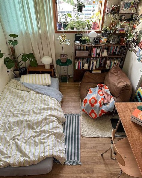 Old Apartment Bedroom, Old Small Apartment, Small Old Apartment Aesthetic, Small Cozy Nyc Apartment, Cute Old Apartment, Warm Home Decor, Apartment Inspiration, Small Apartments, House Warming