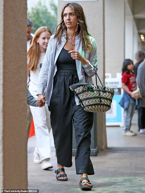 Jessica Alba Street Style 2023, Jessica Alba 2024 Style, Jessica Alba Summer Style, Mom Clothes Stylish, Streetstyle Outfit Summer, Jessica Alba Casual Style, Casual Mom Style Summer, Saturday Casual Outfit, Casual Mom Outfits Summer