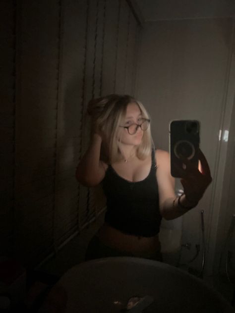 Wet Hair Selfie Ideas, Mirror Selfie Blonde Hair, Fake Blonde, 2000s Theme, Fake Pics, Medium Blonde Hair, Blue Mask, Poses Instagram, Medium Blonde