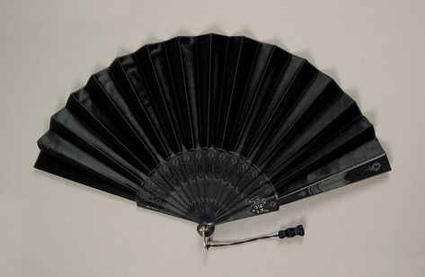 Mourning fan | American | The Metropolitan Museum of Art Battle Fan, Backyard Layout, Antique Fans, Brooklyn Museum, Hand Fans, School Accessories, Sketches Simple, Fantasy Gowns, Costume Collection