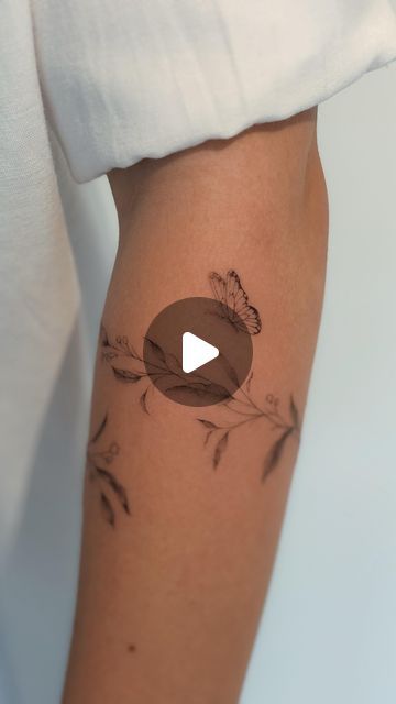 BELLAFINELINE ❀ on Instagram: "floral bracelet ✨🦋 wait for the butterfly 🥰
#floral #bracelet #tattoo #fineline #armband #innsbruck #tyrol #tirol #bellafineline #beautiful #spring" Floral Bracelet Tattoo, Bracelet Tattoo, Floral Bracelet, Innsbruck, The Butterfly, Arm Band, Tattoos, Bracelet, Floral