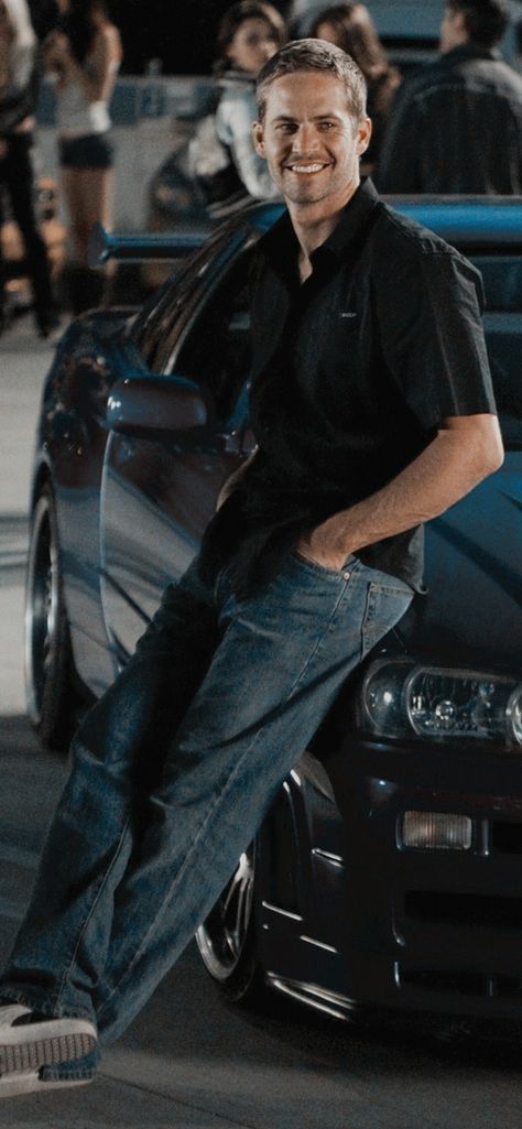 Brain O Conner Wallpaper, Paul Walker Outfits, Brian Oconner Wallpaper, Brian O'conner Aesthetic, Tokyo Drift Aesthetic Wallpaper, Paul Walker Style, Paul Walker Wallpaper Aesthetic, Brian O'conner Wallpaper, Brain O Conner