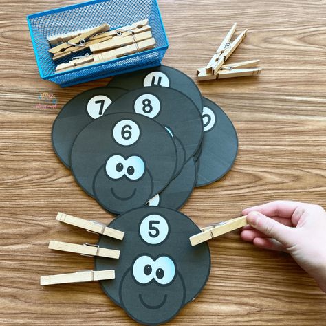 Free Printable Clip Counting Spiders - Primary Playground Nursery Rhyme Math Activities, Spider Crafts Preschool, Nursery Rhyme Math, Spider Math Activities, Itsy Bitsy Spider Activities, Spiders Preschool, Nursery Rhymes Preschool Crafts, Rhyming Preschool, Spider Activities