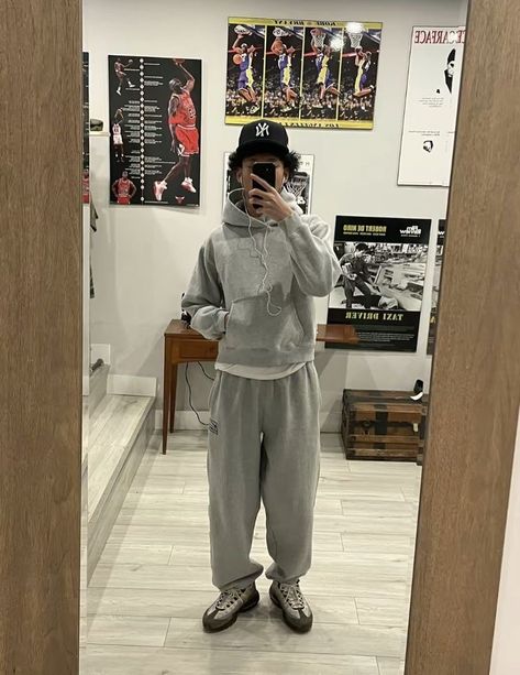 Grey Joggers Men Outfit, Streetware Outfits Men, Baggy Sweatpants Outfit Men, Uk Streetwear Men, Sweats Outfit Men, Grey Sweatpants Outfit Men, Grey Joggers Outfit, Baggy Sweatpants Outfit, Baggy Tracksuit