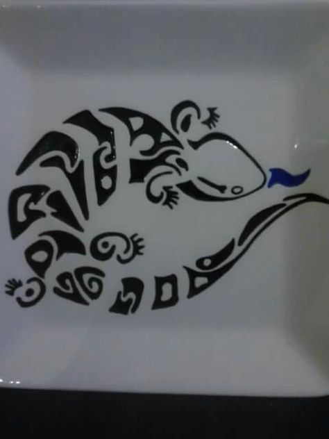 Blue Tongue skink plate Blue Tongue Skink Tattoo, Skink Tattoo, Reptile Crafts, Blue Tongue Skink, Cricut Ideas, Reptiles, Art Inspiration, Cricut, Home Decor Decals