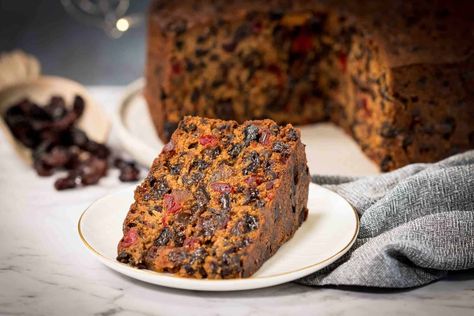 The Ultimate Easy Traditional Christmas Cake Recipe - Steam & Bake Traditional Christmas Cake Recipe, Christmas Cake Recipe Traditional, Christmas Sandwiches, Vegetarian Christmas Recipes, Fruit Cake Recipe Christmas, Traditional Christmas Cake, Christmas Cake Recipe, Christmas Fruit Cake, British Christmas