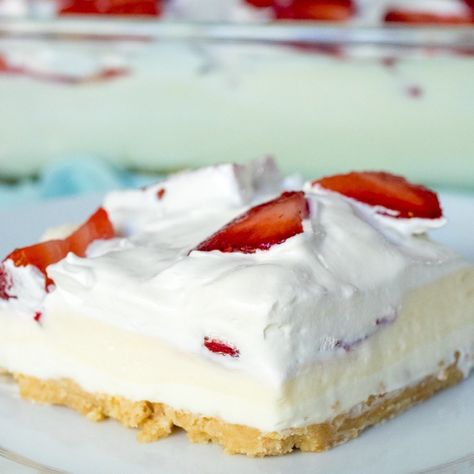 12 Tomatoes on Instagram: “This Strawberry Cheesecake Lush is our favorite no-bake dessert for spring. So creamy, sweet, and easy too! *Click link @12_tomatoes…” Strawberry Cheesecake Lush Recipe, 12 Tomatoes Recipes Desserts, Homemade Bread Ingredients, Strawberry Cheesecake Lush, Cheesecake Lush, Desserts Quick, No Bake Strawberry Cheesecake, Lush Dessert, Lush Cake