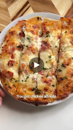 Spinach Alfredo, Garlic Cheese Bread, Chicken Spinach, Cheesy Garlic Bread, Low Carb Tortillas, Chicken Alfredo, Low Carb Chicken, High Protein Snacks, Alfredo Sauce