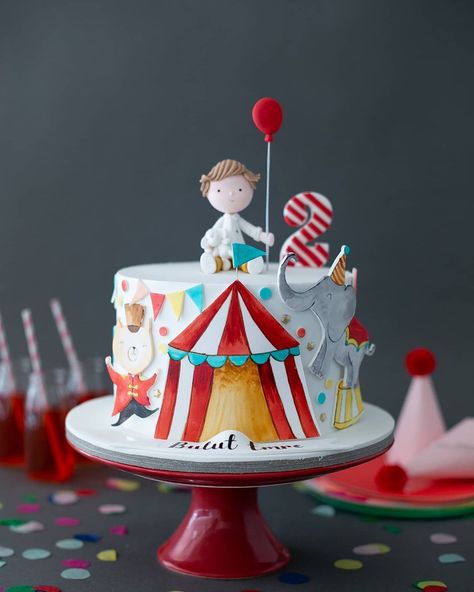 Carnival Birthday Cakes, Yas Pasta, Cakes Without Fondant, Circus Birthday Cake, Circus Cakes, Combined Birthday Parties, Carnival Cakes, Stunning Cakes, Airplane Cake